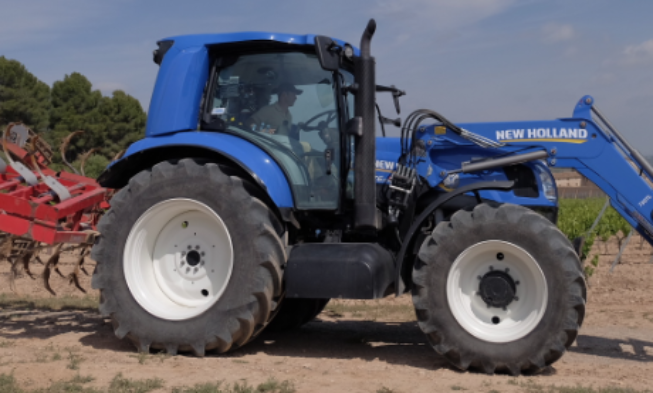 Bodegas Torres realiza el primer ensayo en España del tractor de metano desarrollado por New Holland