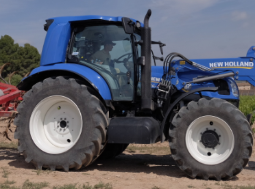 Bodegas Torres realiza el primer ensayo en España del tractor de metano desarrollado por New Holland