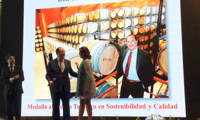 Medalla de España al Mérito Turístico en Sostenibilidad y Calidad para Carlos Moro Medalla de España al Mérito Turístico en Sostenibilidad y Calidad para Carlos Moro