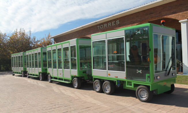 El nuevo tren turístico eléctrico-solar de Torres permite reducir las emisiones de CO2 en un 50%