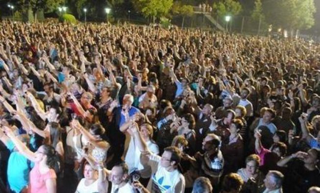 Valdepeñas bate un récord al reunir a más de 4.000 personas brindando a la vez