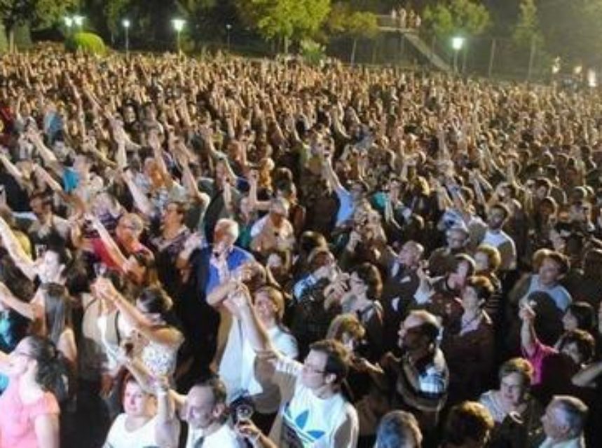 Valdepeñas bate un récord al reunir a más de 4.000 personas brindando a la vez Valdepeñas bate un récord al reunir a más de 4.000 personas brindando a la vez