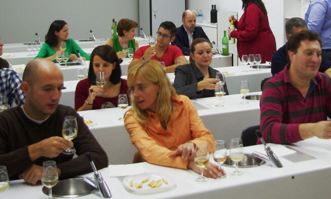 Los periodistas alcazareños mejoran sus conocimientos del vino en una cata comentada didáctica Los periodistas alcazareños mejoran sus conocimientos del vino en una cata comentada didáctica