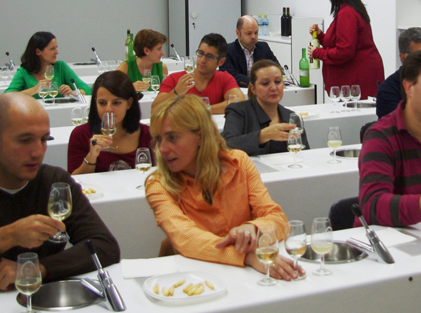 Los periodistas alcazareños mejoran sus conocimientos del vino en una cata comentada didáctica