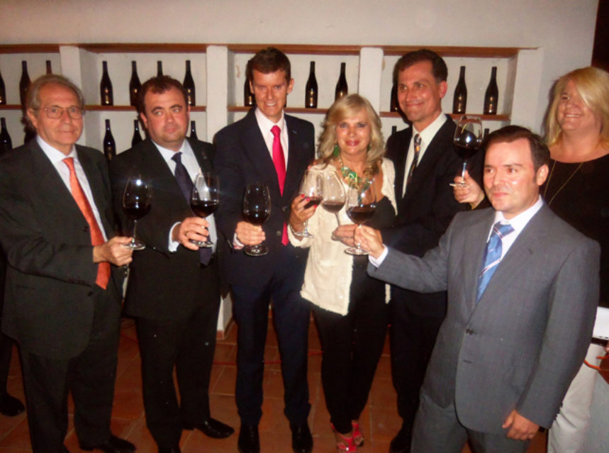 Presentación Pago Vínicola Vera de Estenas y del primer vino de esta Denominación de Origen: Martínez Bermell-Merlot Presentación Pago Vínicola Vera de Estenas y del primer vino de esta Denominación de Origen: Martínez Bermell-Merlot