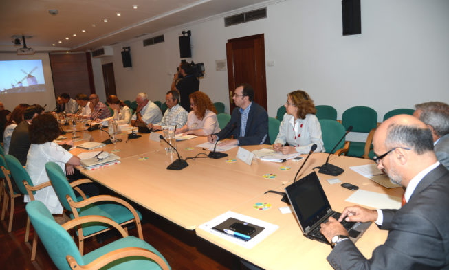 El MAGRAMA se reúne con el sector vitivinícola para buscar soluciones a la gestión de sus excedentes El MAGRAMA se reúne con el sector vitivinícola para buscar soluciones a la gestión de sus excedentes