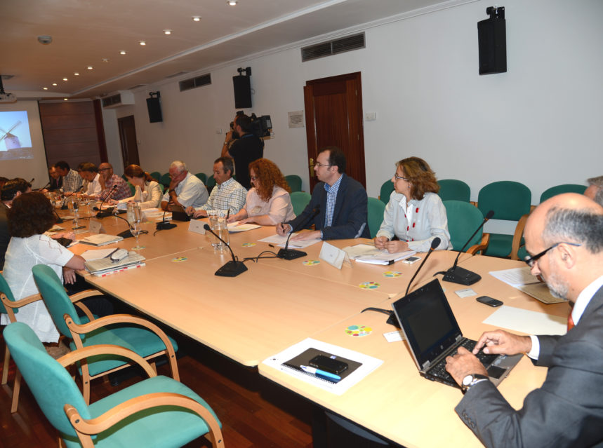 El MAGRAMA se reúne con el sector vitivinícola para buscar soluciones a la gestión de sus excedentes El MAGRAMA se reúne con el sector vitivinícola para buscar soluciones a la gestión de sus excedentes