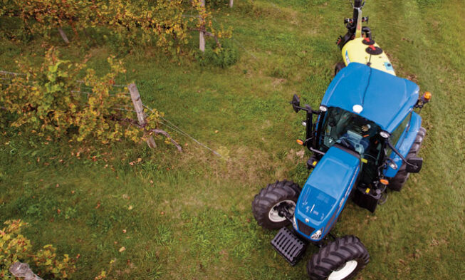 El tractor de New Holland para viñedo en espaldera El tractor de New Holland para viñedo en espaldera