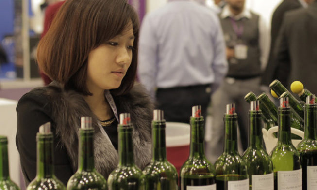 La venta de vino español sigue creciendo en China pese al frenazo del sector