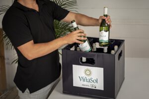 Viñasol vino ecológico de Familia Torres, ensayo piloto de botellas reciclables en hostelería.