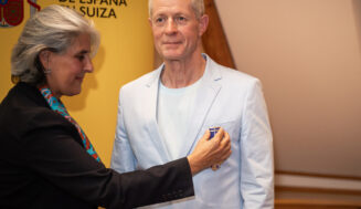 El periodista vinícola David Schwarzwälder recibe la Cruz de la Orden del Mérito Civil