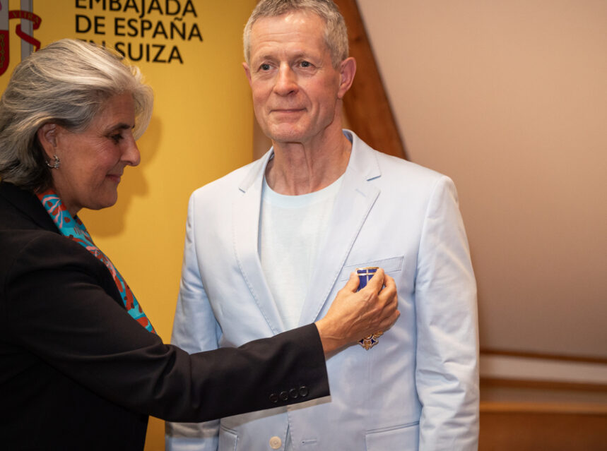 El periodista vinícola David Schwarzwälder recibe la Cruz de la Orden del Mérito Civil