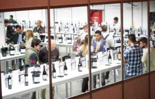 El Túnel del Vino de Gastrónoma, una inmersión sensorial entre 160 referencias únicas img