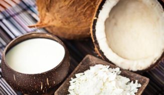 Blanco y tropical la fruta del cocotero cubano