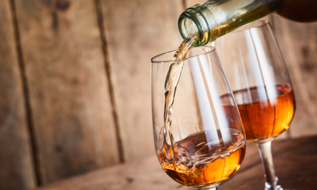 Vino andaluz de color ámbar servido en copa