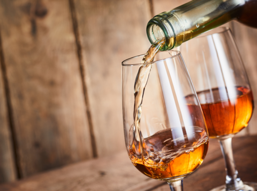 Vino andaluz de color ámbar servido en copa