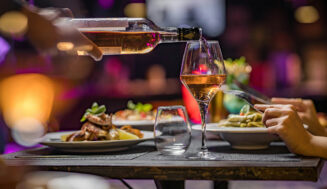 Los españoles adelantan la hora de cenar: ¿una nueva oportunidad para el vino? Los españoles adelantan la hora de cenar: ¿una nueva oportunidad para el vino?